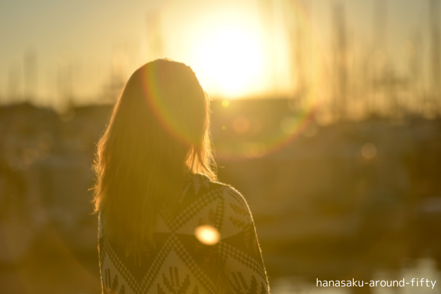 節約生活を楽しむ50代女性の明るい表情
