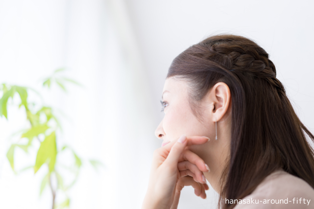 貯金に悩む50代女性が将来を考えている様子