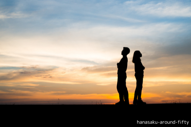 離婚後も子どものために背中合わせで立つ50代の元夫婦