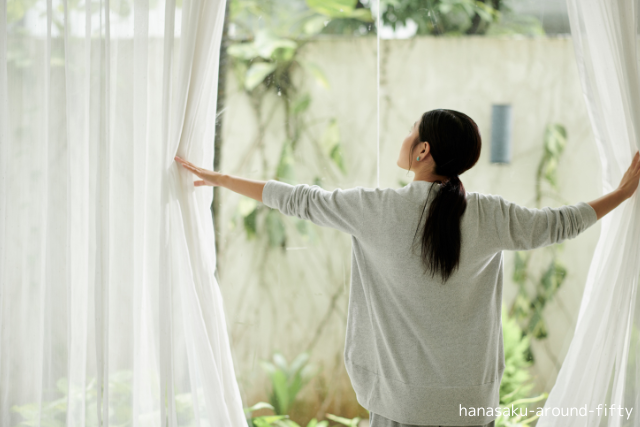 更年期のイライラから解放され、のんびりとリラックスして過ごす50代女性のイメージ