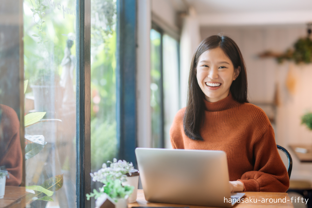 WordPressに挑戦する50代女性がパソコンでブログを執筆している様子