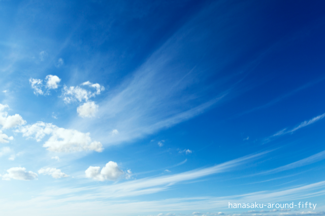 やわらかな朝の光が差し込む空の風景。50代の再スタートを象徴するような、静かで穏やかな青空のイメージ。