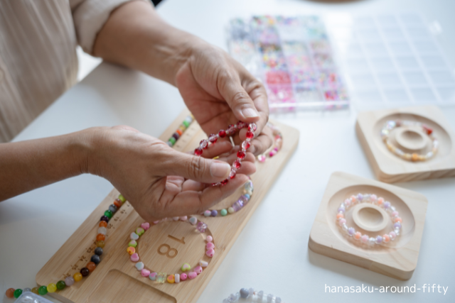 手作りブレスレットを作る女性の手元